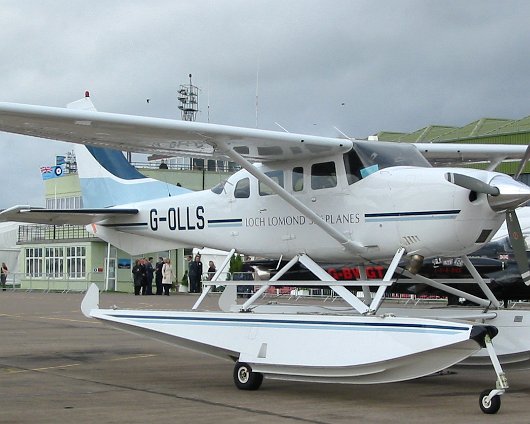 Leuchars-Airshow-2004-G-OLLS-Cessna-T206H-Turbo-Stationair-1-1