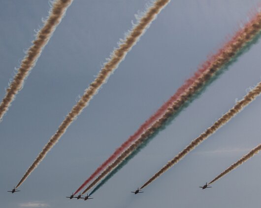 Edinburgh-Airport-Red-Arrows-18