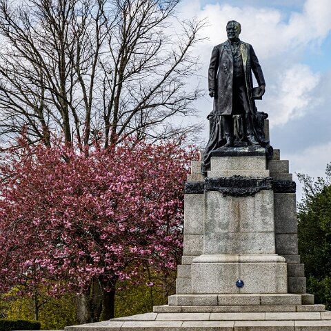 Dunfermline-Andrew-Carnegie-Statue-12