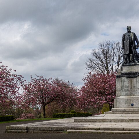 Dunfermline-Andrew-Carnegie-Statue-13