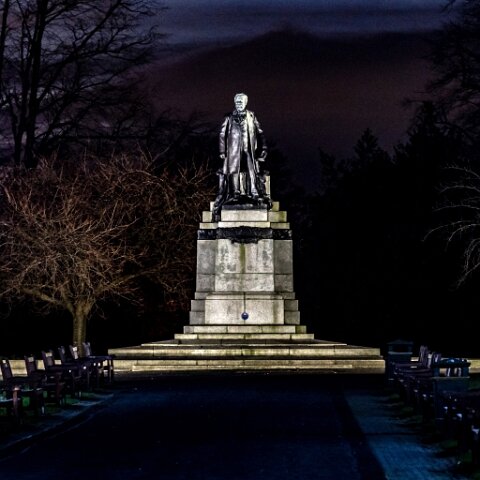 Dunfermline-Andrew-Carnegie-Statue-4