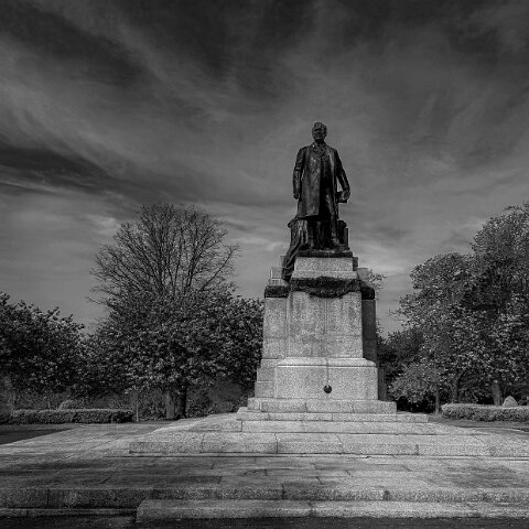 Dunfermline-Andrew-Carnegie-Statue-7
