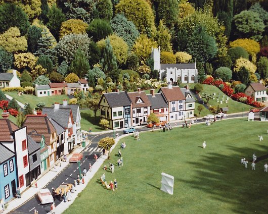 Babbacombe-Model-Village,-cricket-match-scene